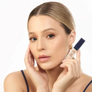 Korektor Claresa Natural Skin Serum Concealer na twarzy modelki.webp