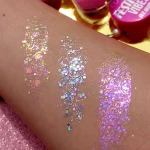 Claresa brokat w zelu Festival Vibes swatch na reku.webp