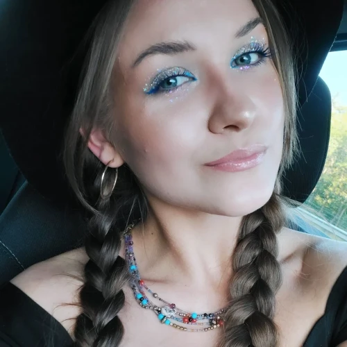 Stylizacja festivalowa z uzyciem brokatu w żelu Festival vibes.webp