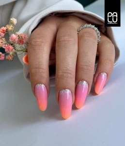 stylizacja paznokci z pomarańczowym żelem Pro Light Builder.webp