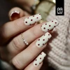 PR9 to głęboki, bordowy odcień wina – intensywny, nasycony i pełen klasy, idealny do mocniejszych, eleganckich stylizacji.