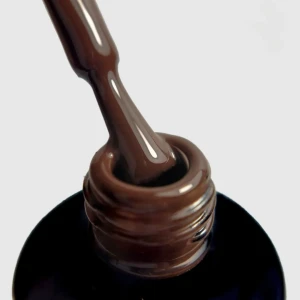 Głęboki, ciemnobrązowy lakier hybrydowy