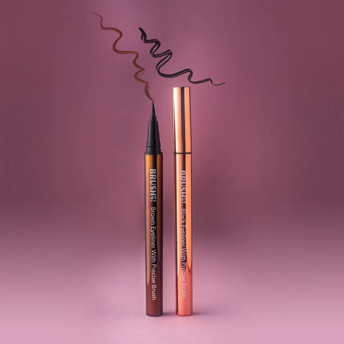 Eyeliner w pisaku z precyzyjnym pędzelkiem.webp