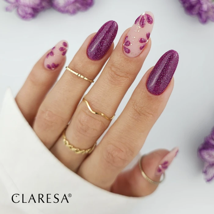 Fioletowe paznokcie w kwiaty – matowy manicure hybrydowy ze złotymi zdobieniami Claresa.webp
