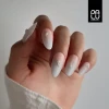 paznokcie-inspiracja-jasny, lekko różowy nude z subtelną, złotą opalizującą drobiną.