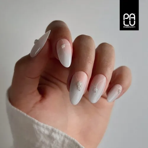 paznokcie-inspiracja-jasny, lekko różowy nude z subtelną, złotą opalizującą drobiną.
