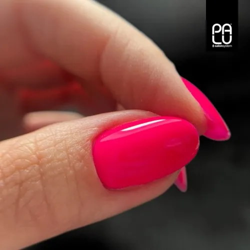 Soczysty, intensywny róż z czerwonym podtonem.
