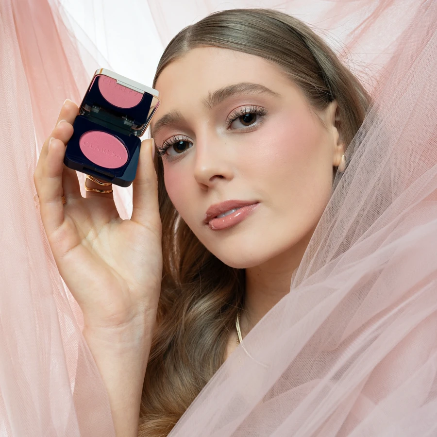 CLARESA Care All Day SILKY PINCH POWDER BLUSH pudrowy róż do policzków 01 HIBISCUS.webp