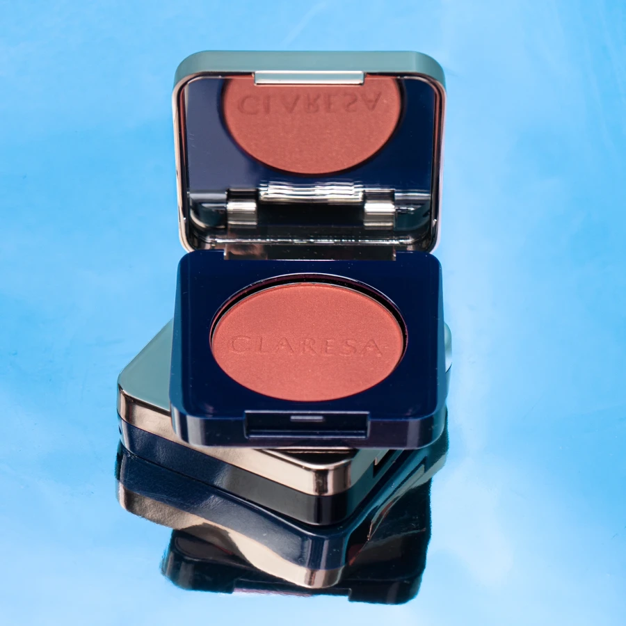 CLARESA Care All Day SILKY PINCH POWDER BLUSH pudrowy róż do policzków 03 LUMI PEACH.webp