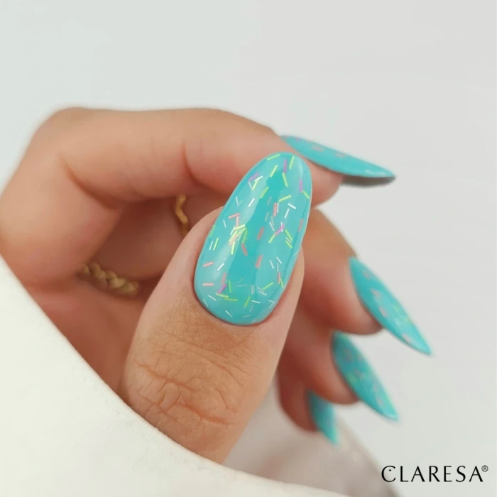 Zestaw Claresa: turkusowy lakier hybrydowy Tropical Escape 6 z topem No Wipe Sweet Crush z kolorową posypką na paznokciach.webp
