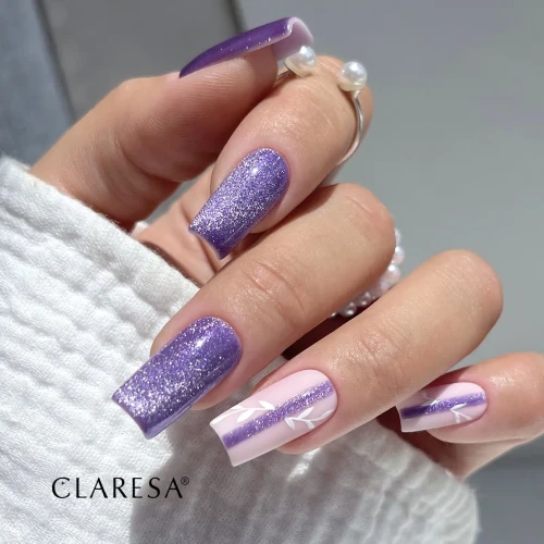 fioletowy manicure z efektem kociego oka i białymi gałązkami na długich paznokciach kwadratowych.webp