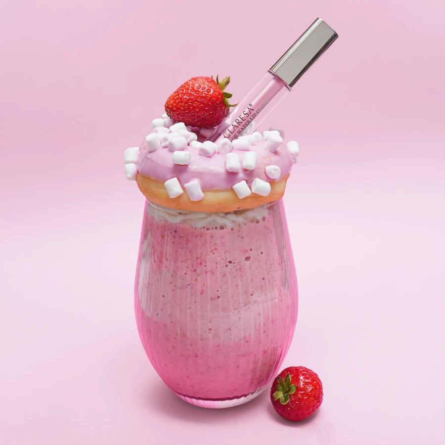 Claresa Błyszczyk Glass of Water Strawberry Shake.webp