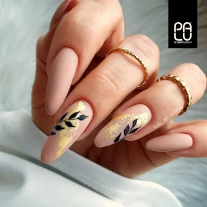 Matowy manicure nude beżowym lakierem hybrydowym PALU Safari in Nairobi NR2 z kwiatowym zdobieniem.webp
