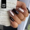 Ciemnobrązowy manicure lakierem hybrydowym PALU Nairobi NR7 z brokatem w kolorze różowego złota.webp