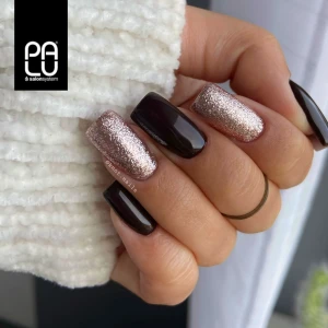 Ciemnobrązowy manicure lakierem hybrydowym PALU Nairobi NR7 z brokatem w kolorze różowego złota.webp