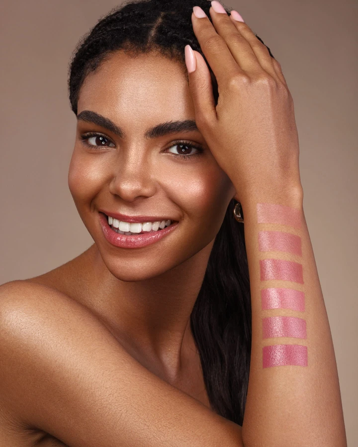 Claresa pomadka nawilżająca BEAUTY CUTIE- swatch modelka
