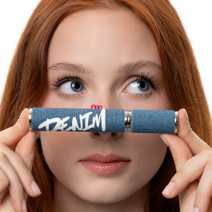 Rzęsy wytuszowane maskarą Claresa DENIM – efekt objętości i długości.webp