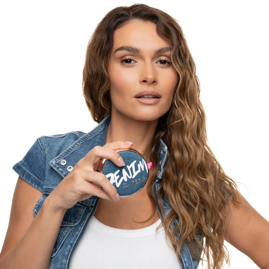 Modelka z podkładem Claresa DENIM Cushion Foundation.webp