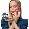 Modelka z pudrem Claresa DENIM Satin Pressed Powder.webp