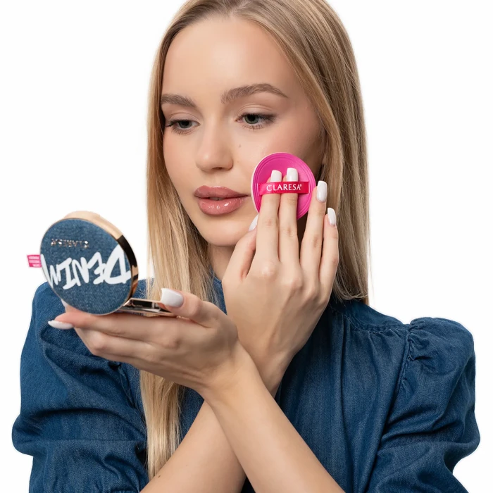 Modelka z pudrem Claresa DENIM Satin Pressed Powder.webp
