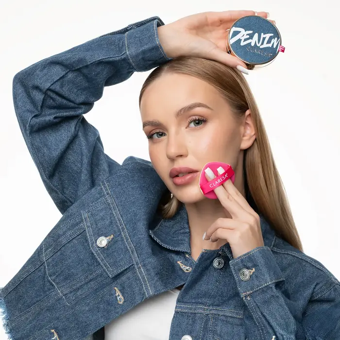 Modelka z podkładem Claresa DENIM Cushion Foundation.webp
