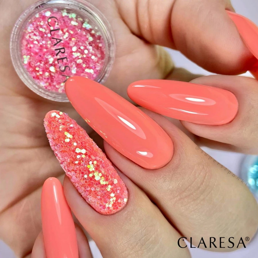 manicure hybrydowy z pastelowym kolorem i pyłkiem