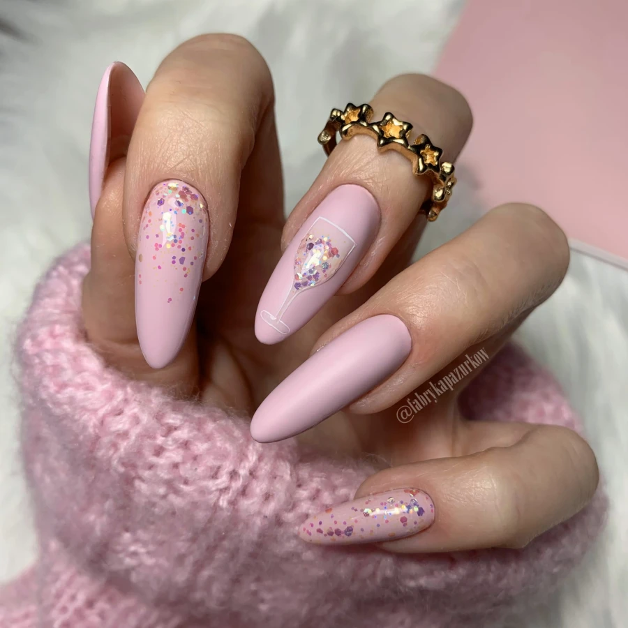 Glitter 2 brokat na długich różowych paznokciach