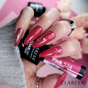 Malinowa róż na długich paznokciach