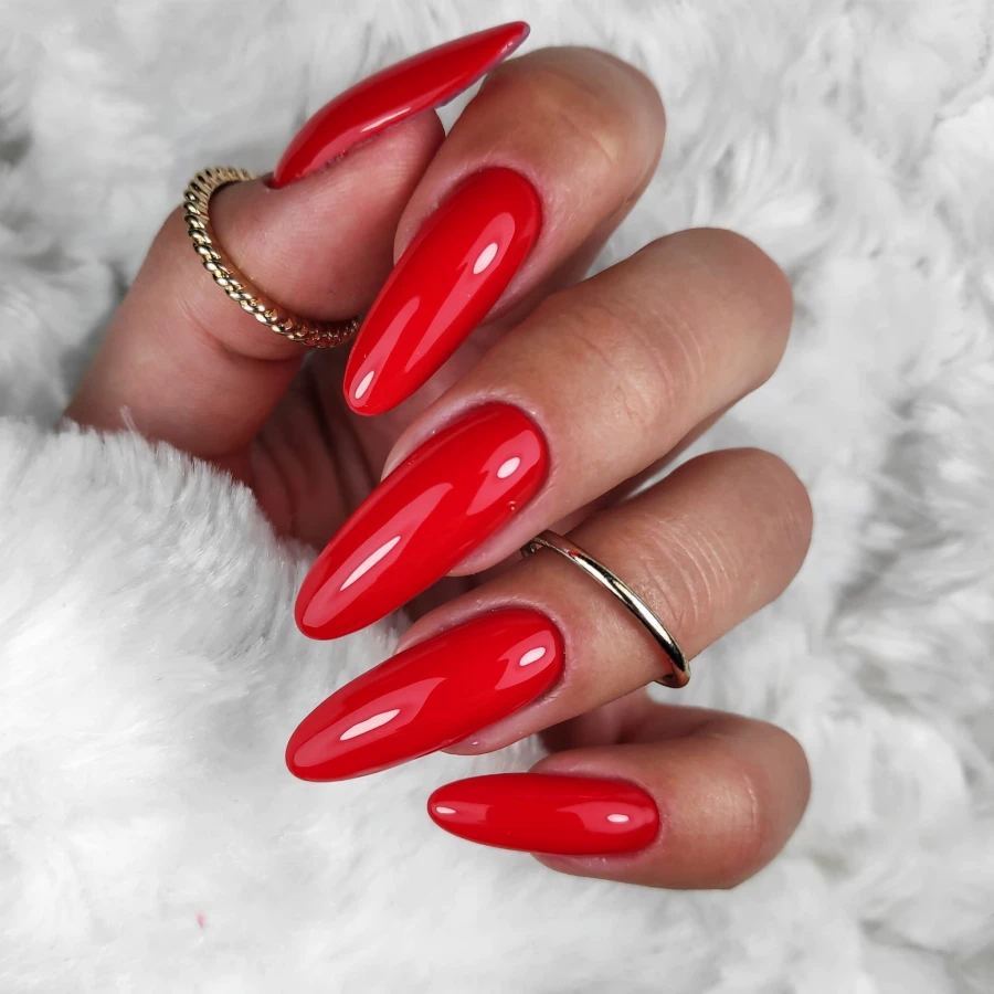 czerwony manicure
