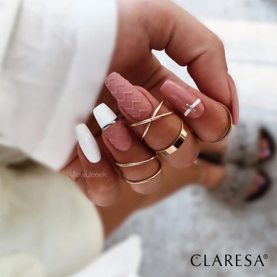 manicure hybrydowy z kolorem nude 111 i białym 1000