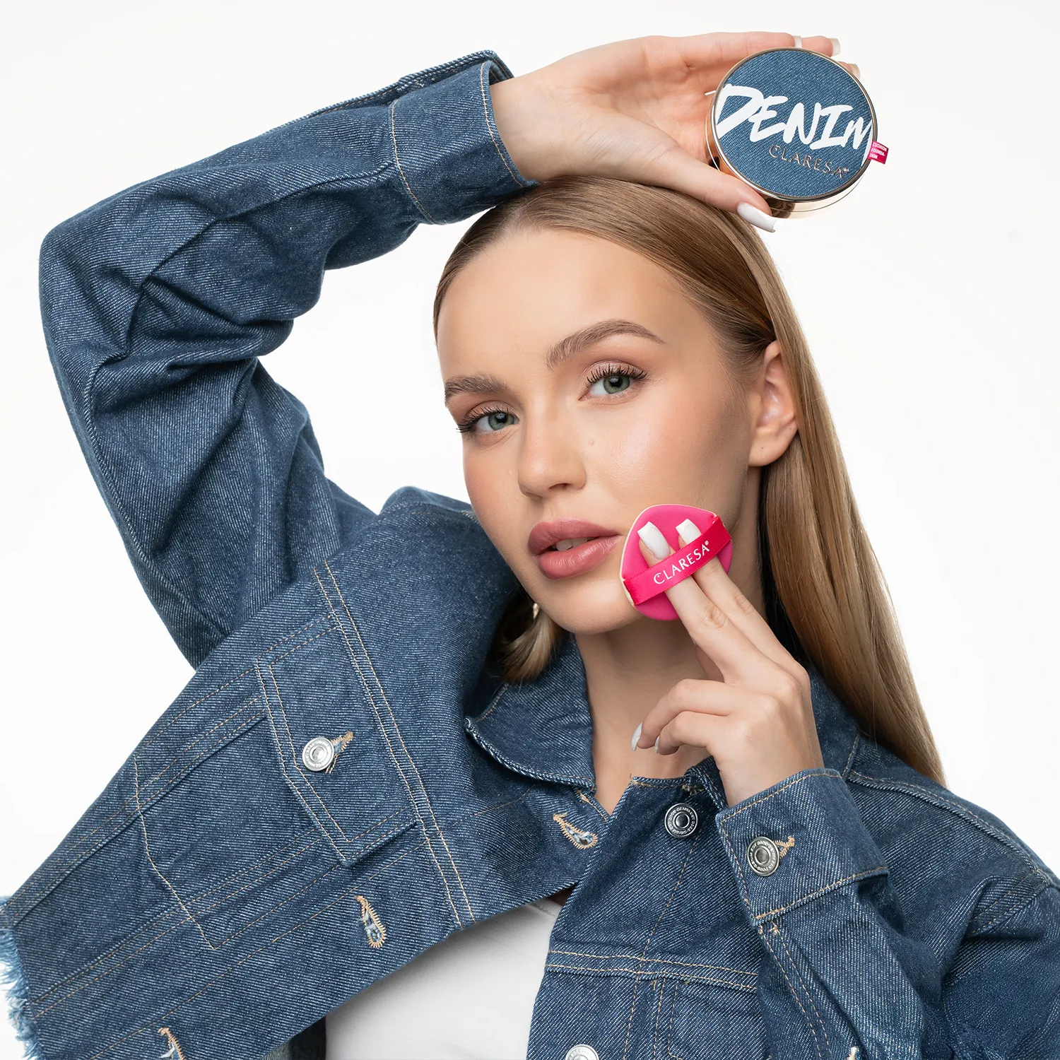 Aplikacja podkładu Claresa DENIM Cushion Foundation gąbeczką