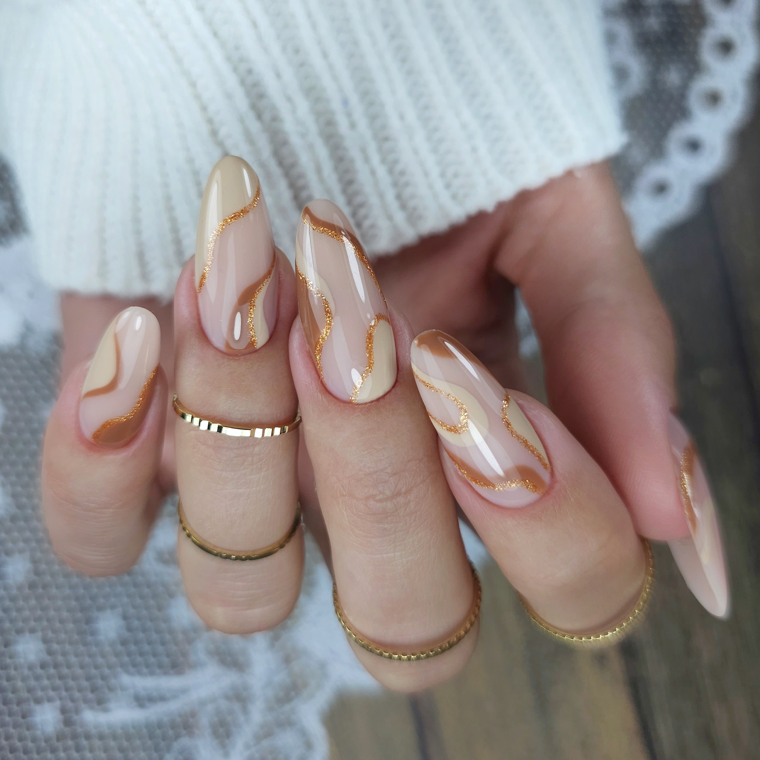 jesienne paznokcie w kolorach kawy - stylizacja