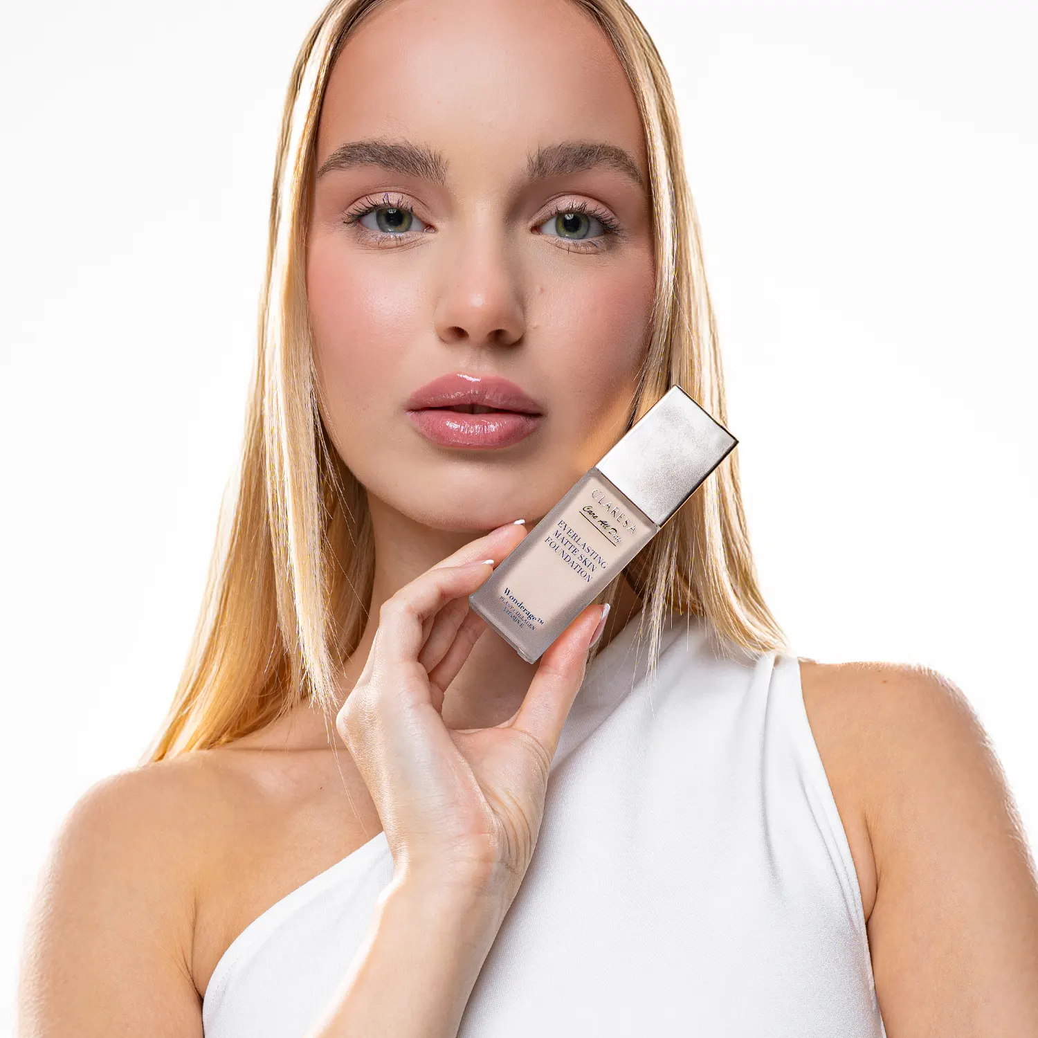 Claresa Care All Day Everlasting Matte Skin Foundation – modelka