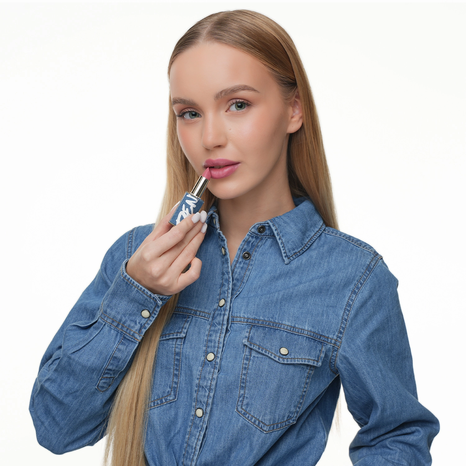 DENIM Creamy Lipstick modelka